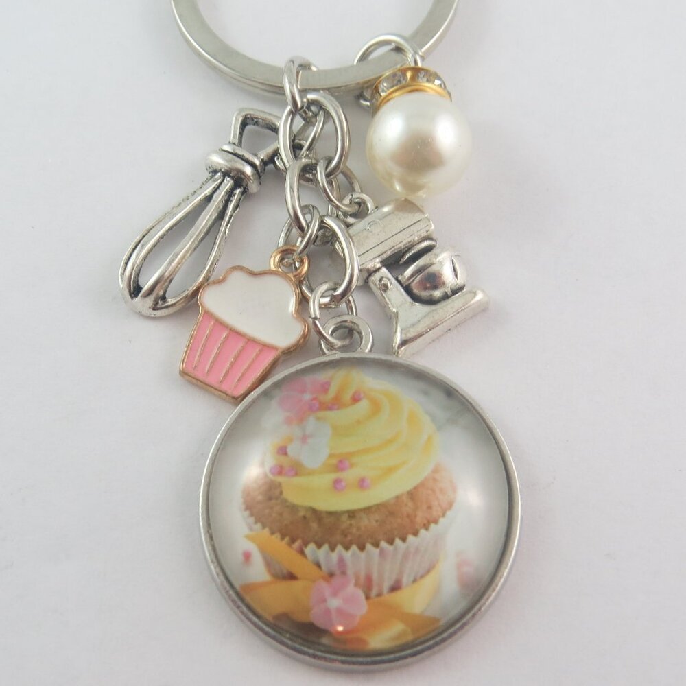 Cupcake Baking Keychain – Sweet Dessert Key Ring with Mixer, Whisk, and Pearl